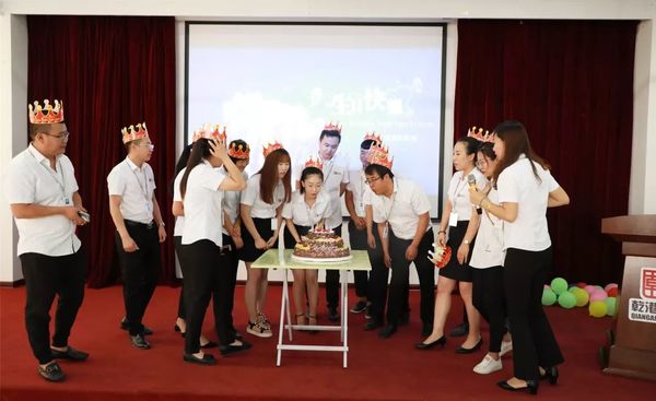 六月份壽星們?cè)S下心愿并吹滅生日蠟燭